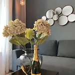 Pure - For Up To 5 Guests Near Uber Arena, Central, Stylish 4* Berlin