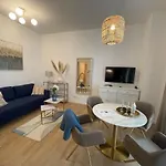 Lejlighedshotel Pure - For Up To 5 Guests Near Uber Arena, Central, Stylish