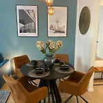 Pure - For Up To 5 Guests Near Uber Arena, Central, Stylish Aparthotel