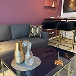 Pure - For Up To 5 Guests Near Uber Arena, Central, Stylish Aparthotel 4*