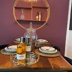 Pure - For Up To 5 Guests Near Uber Arena, Central, Stylish Aparthotel
