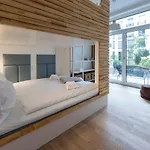 Pure - For Up To 5 Guests Near Uber Arena, Central, Stylish Berlijn
