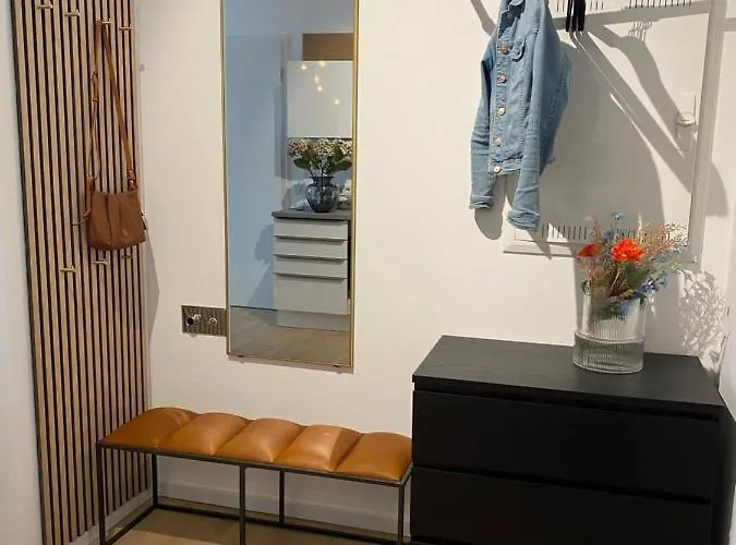 Hotel apartamentowy Pure - For Up To 5 Guests Near Uber Arena, Central, Stylish