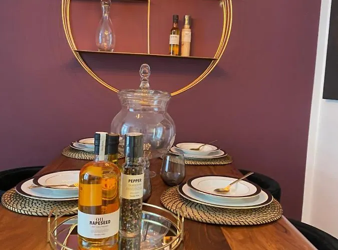 Pure - For Up To 5 Guests Near Uber Arena, Central, Stylish Hotel apartamentowy