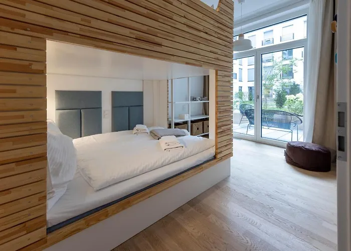 Pure - For Up To 5 Guests Near Uber Arena, Central, Stylish Berlim