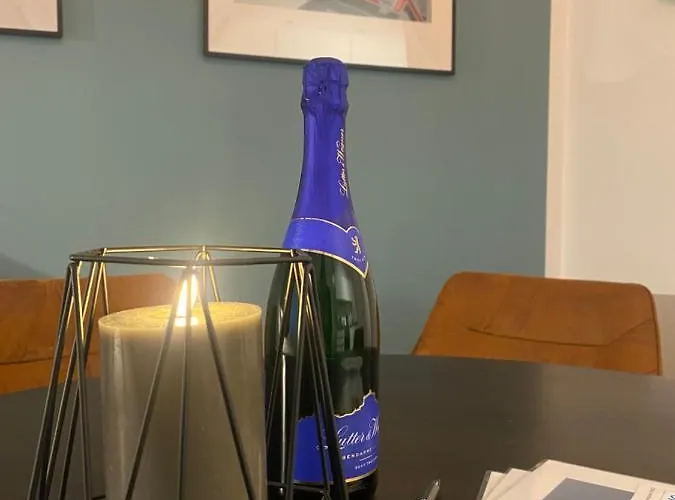 Hotel apartamentowy Pure - For Up To 5 Guests Near Uber Arena, Central, Stylish