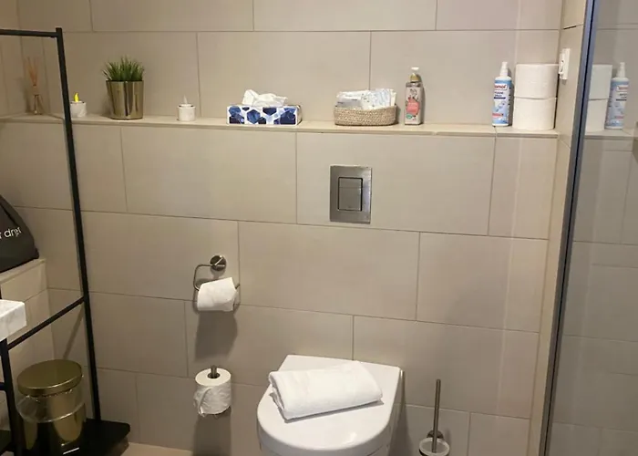 Pure - For Up To 5 Guests Near Uber Arena, Central, Stylish Berlim