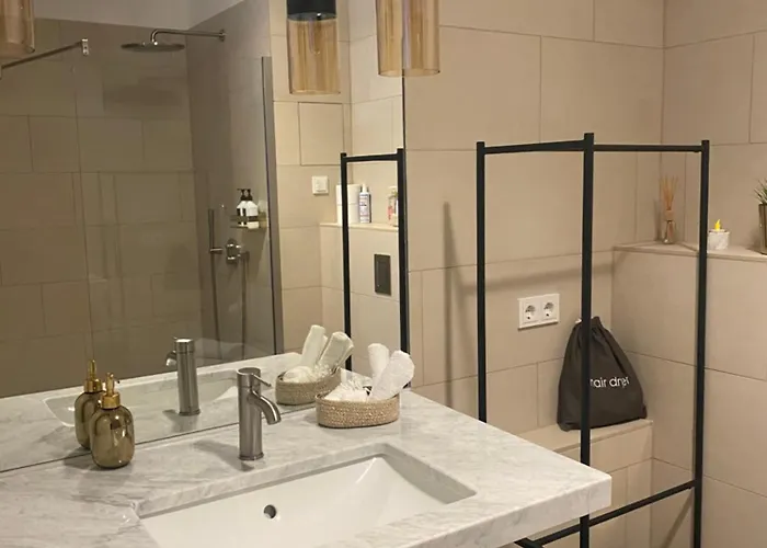 Hotel apartamentowy Pure - For Up To 5 Guests Near Uber Arena, Central, Stylish